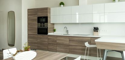 Cena mieszkania z ogłoszenia czy oferty dewelopera to tylko część kosztów, z jakimi wiąże się jego zakup. Choć w euforii i stresie związanymi z tak dużą inwestycją łatwo o tym zapomnieć, na nabywców czeka sporo dodatkowych wydatków, a nawet finansowych pułapek. Jak ich uniknąć? Sprawdź, na co uważać, zanim zabierzesz się za formalności.