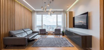 Pionowe detale dekoracyjne na ścianach to jedna z architektonicznych metod odmienienia proporcji pomieszczenia. Odpowiednio ułożone linie pozwalają wpłynąć na odbiór wnętrza bez konieczności przeprowadzania gruntownego remontu. Zobacz, jak można wykorzystać różne detale w aranżacji ściany.