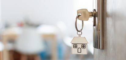 Jak napisać skuteczne ogłoszenie o wynajmie nieruchomości? Jak wygląda wzór idealnego ogłoszenia wynajmu mieszkania lub domu? Czytaj na GetHome.