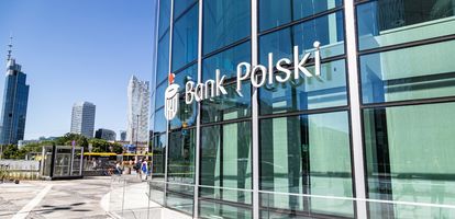 Od 3 lipca 2023 roku w PKO Banku Polskim można składać wnioski o Bezpieczny Kredyt 2 procent z rządowymi dopłatami do rat. Pozwala on sfinansować na korzystnych warunkach zakup pierwszego mieszkania lub domu.