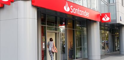 3 lipca 2023 roku pierwsze polskie banki zaczęły przyjmować wnioski o udzielenie Bezpiecznego Kredytu 2 procent. Wśród nich nie znajduje się jeszcze Santander Bank Polska, lecz jego zarząd jednoznacznie zadeklarował zamiar przystąpienia do programu Pierwsze Mieszkanie z rządowymi dopłatami do kredytów mieszkaniowych.