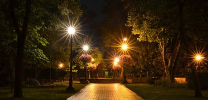 Jak powinno wyglądać oświetlenie parku lub przydomowego ogrodu, by było praktyczne i przyjazne środowisku? Sprawdź na GetHome.pl