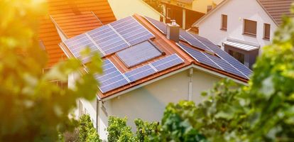 Czy instalacja fotowoltaiczna na dachu się opłaca? Co sprawdzić przed założeniem paneli słonecznych? Sprawdź na GetHome.pl.