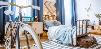Stworzenie wydzielonej strefy sypialnianej w kawalerce może stanowić duże wyzwanie aranżacyjne. Osobne miejsce do spania pozwoli jednak na zachowanie odpowiedniej równowagi życiowej oraz pozytywnie wpłynie na komfort codziennego snu. W dzisiejszym artykule podpowiemy, jak urządzić sypialnię na małej przestrzeni.