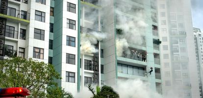 Dom to miejsce, w którym powinniśmy czuć się bezpiecznie. Jednak statystyki pokazują, że to właśnie w zaciszu własnych czterech ścian dochodzi do wielu niebezpiecznych sytuacji – od pożarów, przez zalania, po włamania. W Polsce dochodzi rocznie do ponad 140 tysięcy pożarów, z czego znaczna część ma miejsce w budynkach mieszkalnych. Warto wiedzieć, jakie zagrożenia czyhają w naszych domach i jak skutecznie się przed nimi chronić.