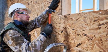 Płyty OSB zyskują popularność wśród osób zajmujących się budową, remontem i aranżacją wnętrz. To uniwersalny materiał, który świetnie sprawdza się nie tylko w konstrukcjach nośnych, ale także w dekoracjach i projektach ogrodowych. Jeśli szukasz trwałego, łatwego w obróbce i ekonomicznego rozwiązania, płyty OSB będą idealnym wyborem. Dowiedz się, jak maksymalnie wykorzystać ich potencjał w swoich projektach i zacznij realizować swoje pomysły już dziś!