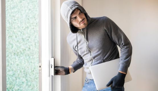 Wyjeżdżasz na długo? Zabezpiecz mieszkanie przed kradzieżą i awariami