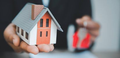 Czy można kupić nieruchomość obciążoną hipoteką? Czy taki zakup jest opłacalny? Na co zwrócić uwagę przy transakcji zakupu mieszkania z hipoteką? Sprawdź.