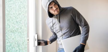 Dłuższy wyjazd – służbowy, wakacyjny, a czasem po prostu konieczny – oznacza jedno: jeśli mieszkasz sam, przez wiele dni nikt nie zauważy od razu, że w twoim mieszkaniu dzieje się coś niepokojącego. To właśnie wtedy rośnie znaczenie dobrego przygotowania, zarówno w kontekście zabezpieczenia przed włamaniem, jak i ograniczenia ryzyka awarii, np. zalania. Metodyczne podejście do tematu pozwala znacząco zmniejszyć ryzyko strat, a w razie szkody ułatwia przejście przez formalności.