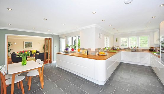 Biała kuchnia z drewnianym blatem