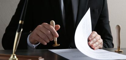 Czym jest akt własności nieruchomości? Czym różni się od aktu notarialnego? Kiedy się je sporządza i jakie pełnią funkcje? Sprawdź!