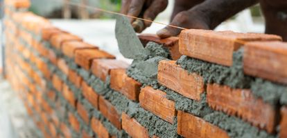 Nie można postawić ani wyremontować budynku bez pomocy murarzy. Aby użytkowanie domu było bezpieczne, prace murarskie muszą być wysokiej jakości, toteż zatrudnić należy specjalistów dysponujących odpowiednim wiedzą, doświadczeniem zawodowym, narzędziami oraz materiałami.