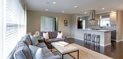 Otwarta przestrzeń może być jednocześnie funkcjonalna, spójna i wygodna – pod warunkiem że dobrze zaplanujesz jej układ. W artykule podpowiadamy, jak wyznaczyć strefy gotowania, jedzenia i wypoczynku, dobrać kolorystykę oraz oświetlenie, a także zdecydować, czy lepsze będą meble na wymiar, wyspa czy półwysep kuchenny. To praktyczny poradnik aranżacji otwartej przestrzeni.