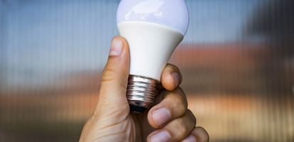 Żarówki LED to obecnie najczęściej spotykane źródło światła w naszych domach. Dlaczego warto je wybrać? Sprawdź na GetHome.pl