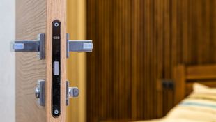 Ile naprawdę oszczędzasz, montując drzwi samemu? Ukryte koszty DIY, o których nikt nie mówi