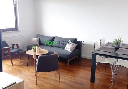 Salon z aneksem i dwie sypialnie, metro