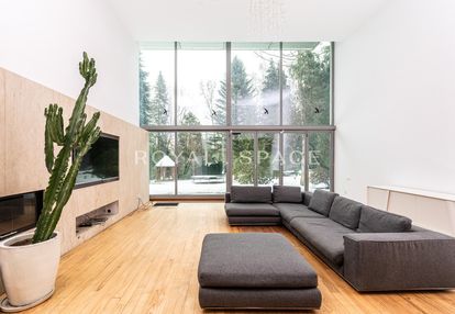 Luksusowa willa z przeszkleniami i ogrodem!