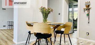 Luksusowe mieszkanie w domu z garażem i ogrodem.