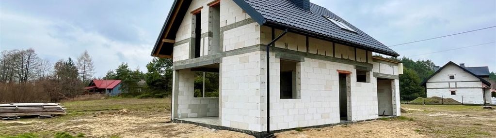 Dom z tarasem w otoczeniu lasu, 8arów