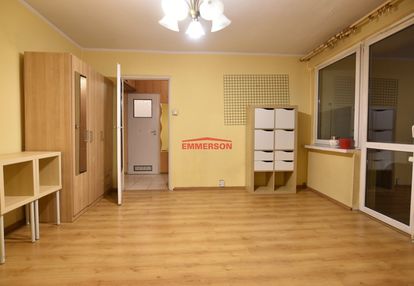 Słoneczna kawalerka, tramwaj