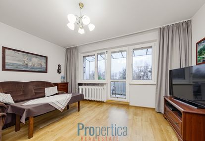 * ustawne tuż przy wejściu do metra imielin *