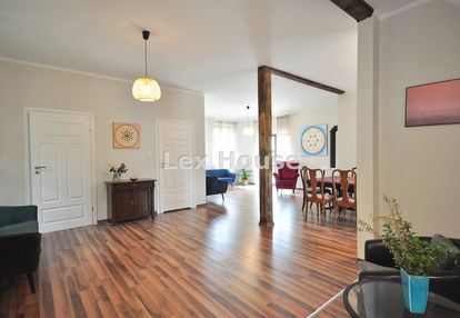 Dom z klimatem w pobliżu jeziora