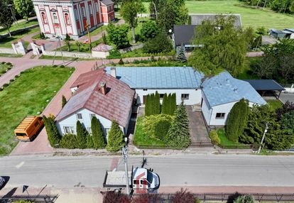 Dom w niwiskach z budynkiem gospodarczym