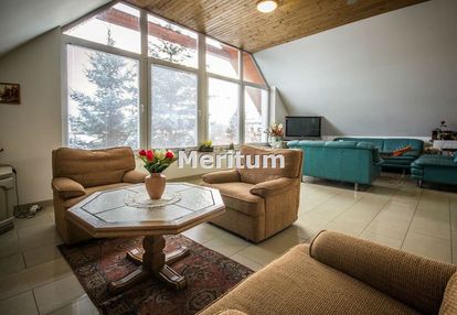 Dom z trzema samodzielnymi mieszkaniami, miedzyń