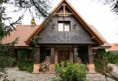 Rezydencja w pyszczynie z ogrodem, stawem i stajni