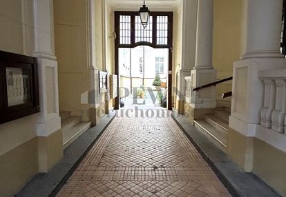 Początek twojej historii w kamienicy przy hożej.