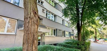 Cisza, zieleń, pożądana lokalizacja blisko uczleni oraz błoń.