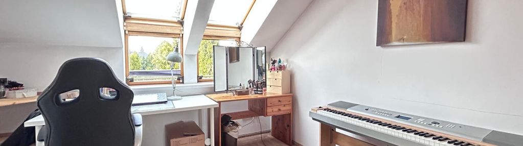 Środkowy segegment z ogródkiem i garażem