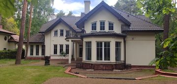 Wynajmę dom z 10 pokojami i 6 łazienkami