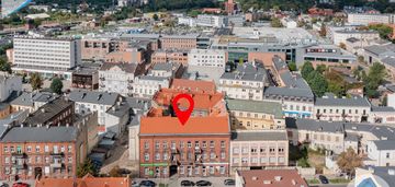 Czerwona cegła, wielkie okna i 108 m² możliwości |