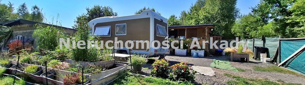 Duża nieruchomość budowlana z domkiem całorocznym