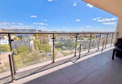 Dwa pokoje z pięknym widokiem w apartamentowcu