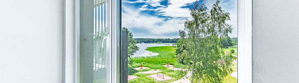 Port ostróda |  z widokiem na jezioro i zieleń
