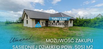 Dom jednorodzinny parterowy z wielospadowym dachem