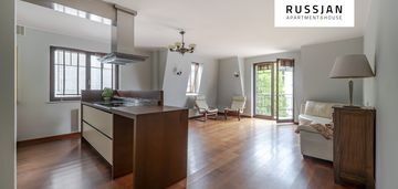 Sopocka oaza – dwupoziomowy apartament przy plaży