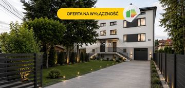 Czteropoziomowy dom z klatką schodową.