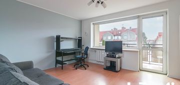 Przestronny pokój z balkonem dobrze skomunikowany.