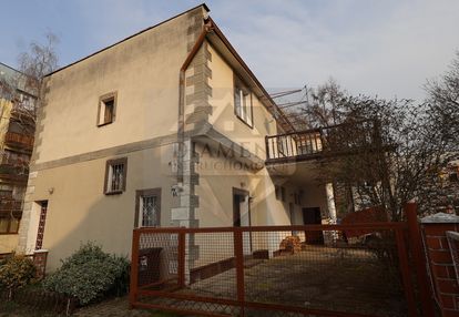 Dom wolnostojący z lokalami usługowymi