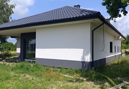 Nowy dom parterowy z antresolą.