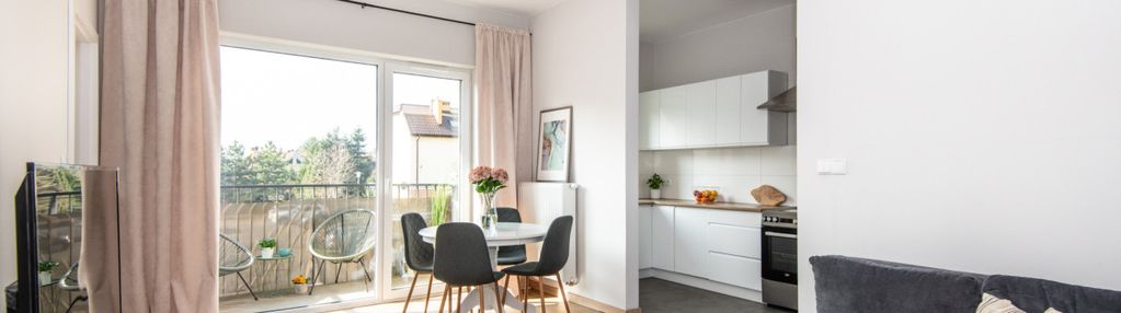 Do wejścia i 4 pokoje i balkon i miejsce postojowe