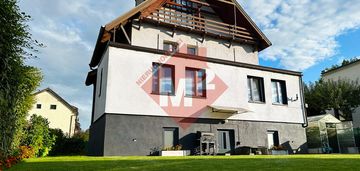 Dom wolnostojący w cichej dzielnicy domów jednorodzinnych .