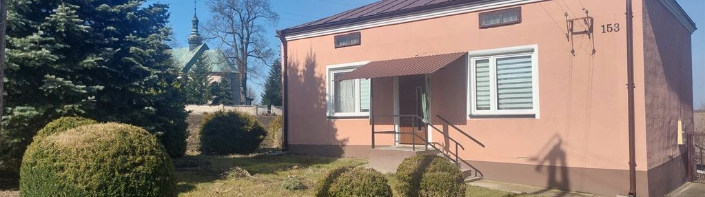 Ładnie położony do zamieszkania.