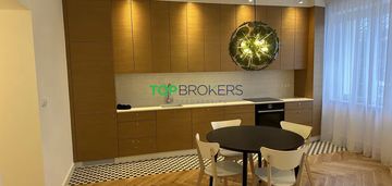 Salon z aneksem i sypialnia, garderoba