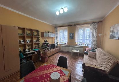 65 m2 w kamienicy na 1 piętrze z ogrodem.