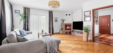 Przestronny słoneczny dom rodzinny i taras i ogród