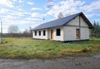 Dom w stanie surowym otwartym.